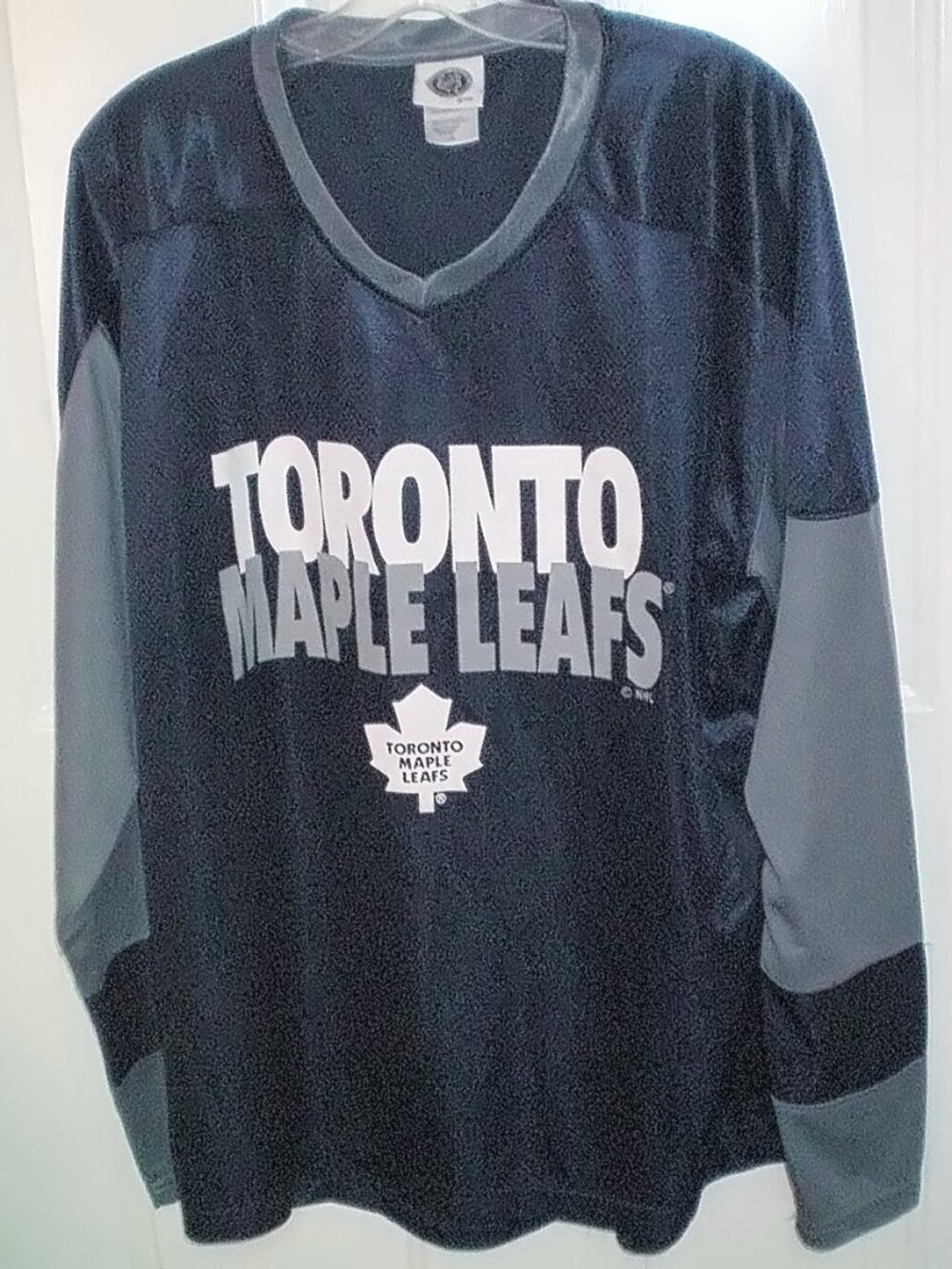 Toronto Maple Leafs V-neck Jersey Style Shirt Size Large
